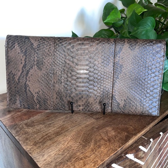 Urban Expressions‎ Brown Vegan Snakeskin Print Envelope Clutch Handbag Evening - Picture 2 of 5